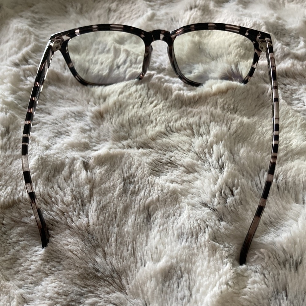 Grey tortoise shell blue-light glasses with box, sleeve, and dust cloth - Picture 4 of 7